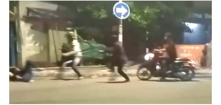 Viral seorang pemuda diserang gengster dijalan Rajawali Surabaya