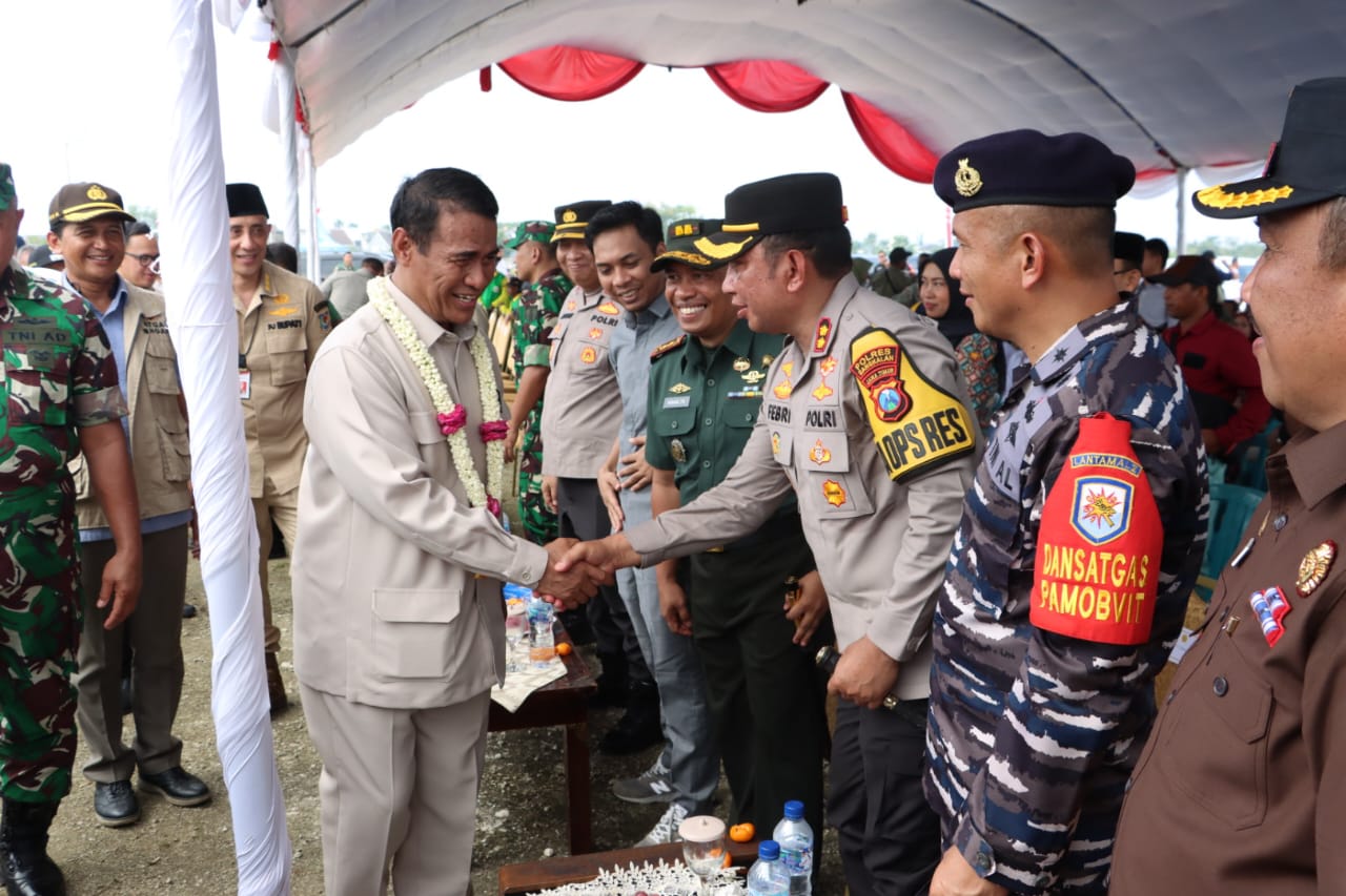 Kapolres Bangkalan Dampingi Menteri Pertanian Dalam Meninjau Panen Raya