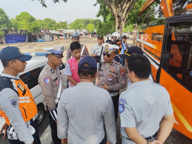 Tingkatkan Keselamatan Polres Gresik Dan Jasa Raharja dan Dishub Gelar Ramp Chek Bus pariwisata