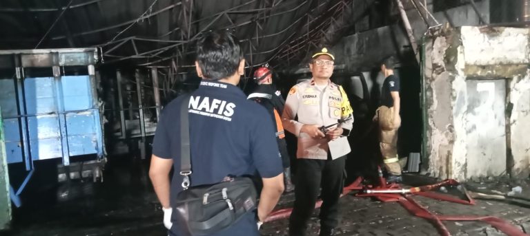 KanitReskrim Polsek Sukomanunggal Melakukan Pengamanan Gudang Spon Yang Terbakar