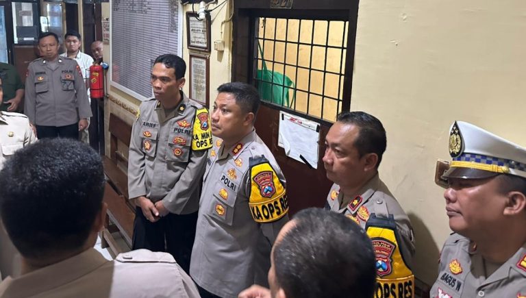 Tingkatkan Kewaspadaan Penekanan Kapolres Pamekasan Kepada Petugas Jaga Tahanan Saat Check Ruang Tahanan