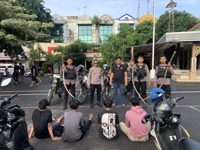 Polres Tanjung Perak Gagalkan Dua Kelompok Remaja Hendak Tawuran, Lima Remaja Diamankan.
