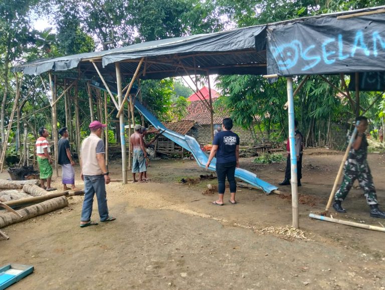 *Polisi bersama TNI Bongkar Arena Judi Berkedok Lomba Kelereng di Pamekasan*