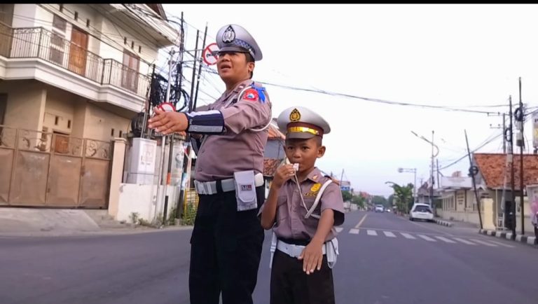 Polisi Sahabat Anak, Satlantas Polres Sampang Biasakan Tertib Lalulintas Sejak Dini