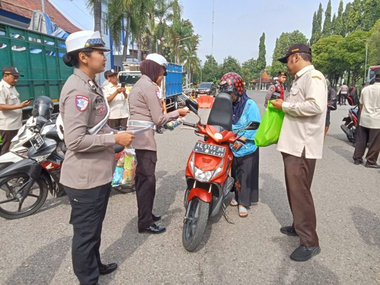 Operasi Keselamatan Semeru 2025 Polres Madiun Beri Helm dan Souvenir bagi Pengendara Tertib*