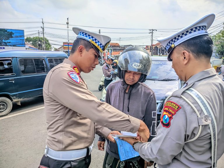 OPS. Keselamatan Semeru 2025 Patroli dan Pemeriksaan Kendaraan bermotor demi terwujudnya KAMSELTIBCARLANTAS yang mantap di Wilkum Polres Sampang*