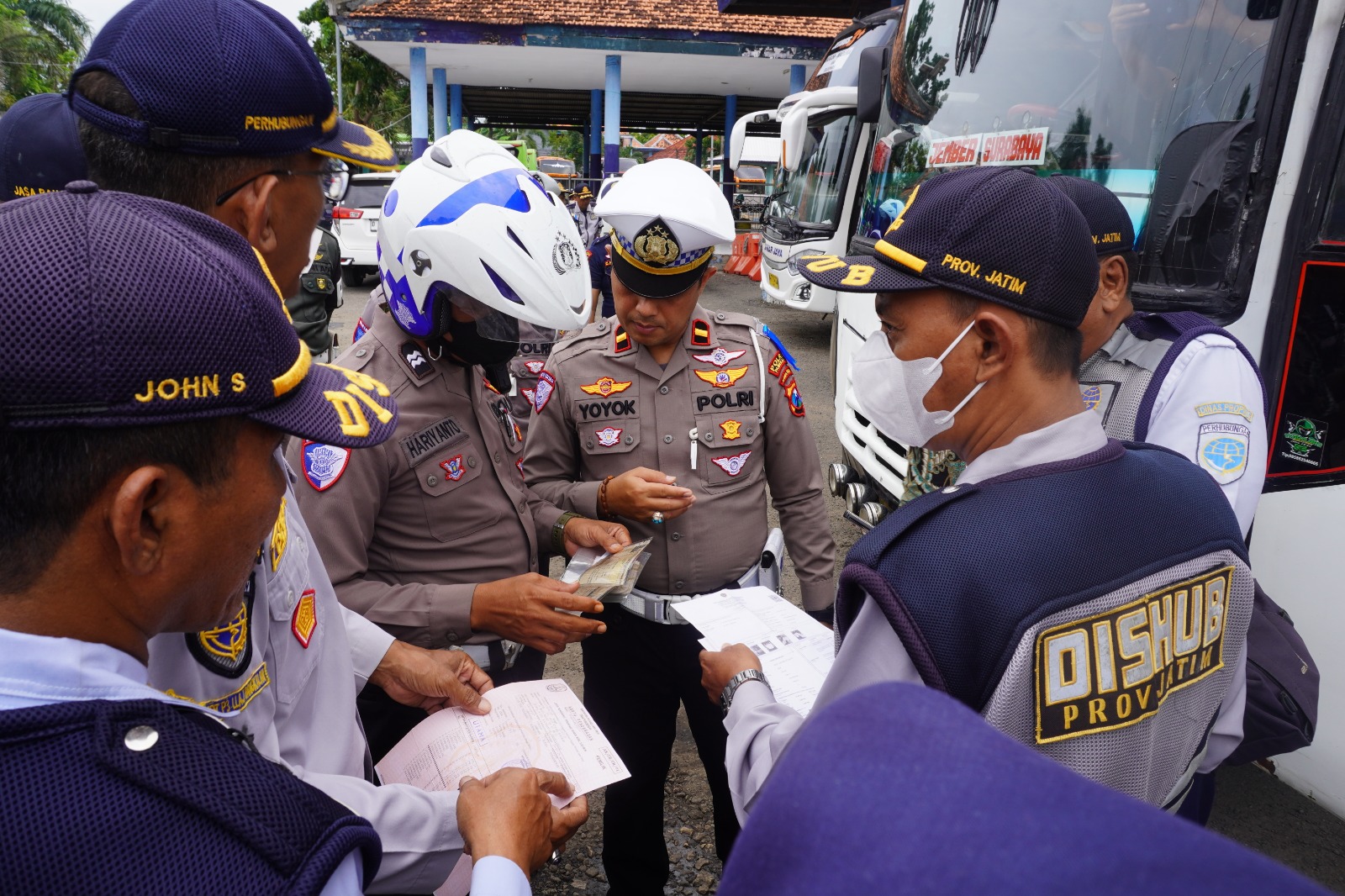 Cegah Terjadinya Laka Lantas, Polres Pamekasan Gelar Rampchek di Terminal Ronggosukowati 