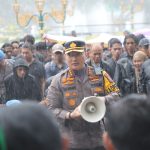 Momen Kapolresta Malang Kota Basah Kuyup, Duduk Bersila Ngobrol Bareng Mahasiswa Saat Suarakan Aspirasi*