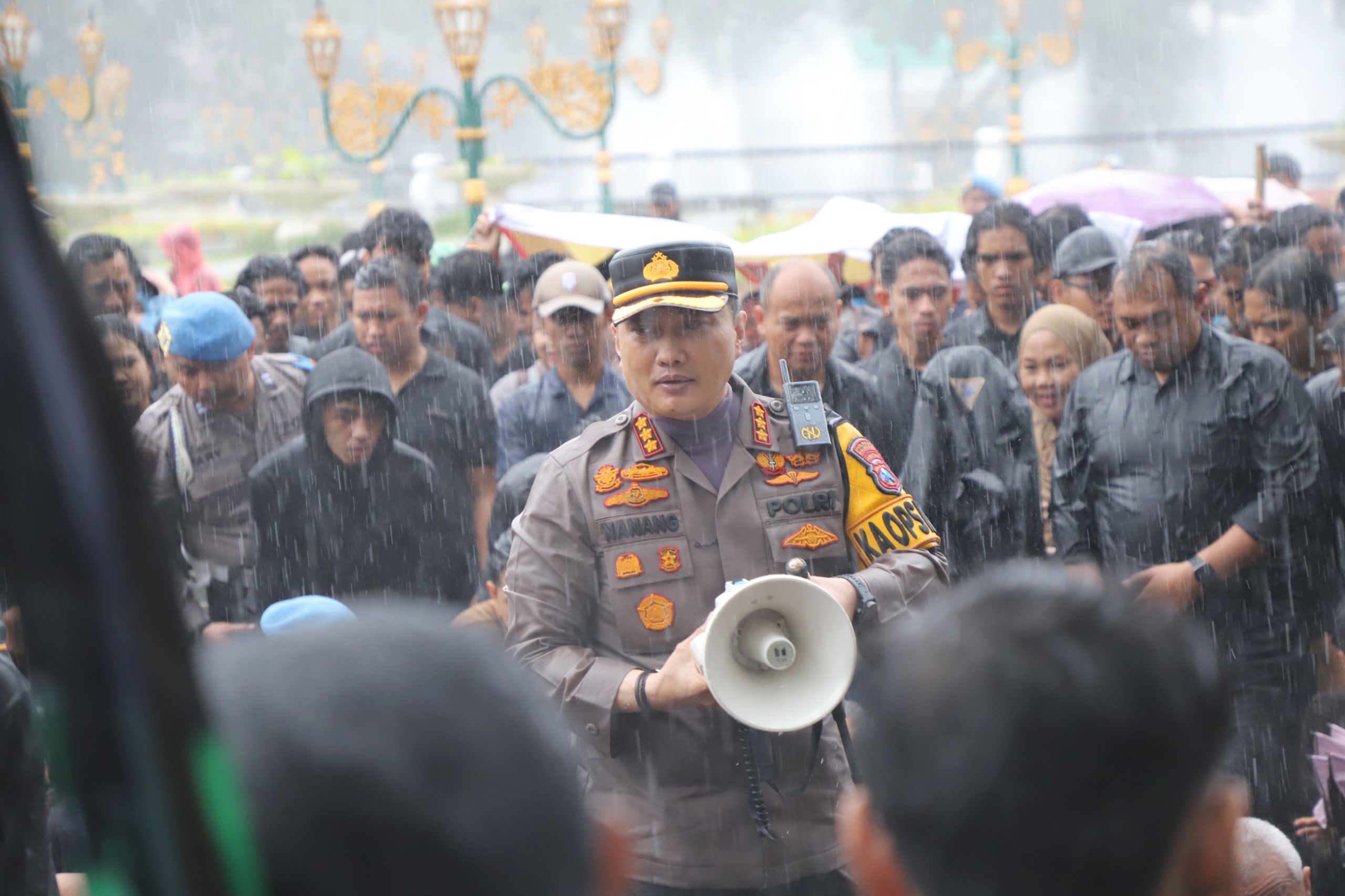 Momen Kapolresta Malang Kota Basah Kuyup, Duduk Bersila Ngobrol Bareng Mahasiswa Saat Suarakan Aspirasi*