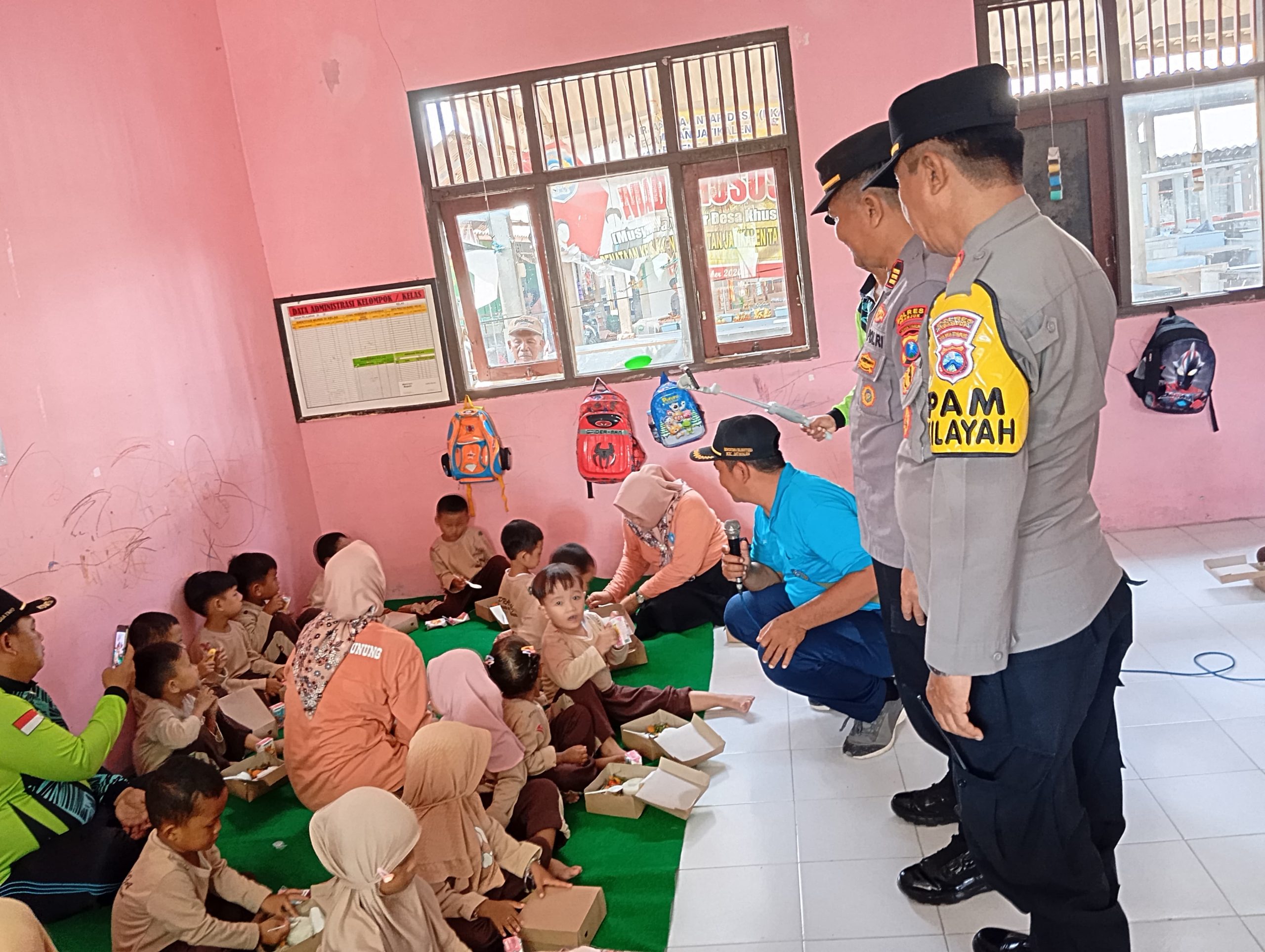 Polres Nganjuk Bagikan 100 Paket Makanan Bergizi Gratis untuk Siswa SDN 1 Munung