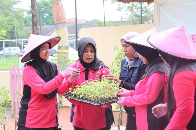 Dukung Asta Cita Presiden, Ketua Bhayangkari Cabang Pamekasan Tanam Sayur dan Bibit Lele di (P2L)