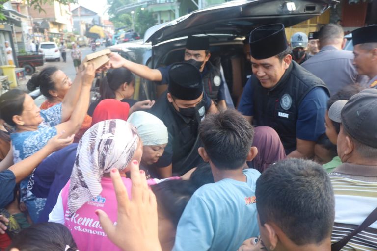 Satres Narkoba Polres Pelabuhan Tanjung Perak Bagikan Takjil Ramadan di Kawasan Jalan Kunti Surabaya      