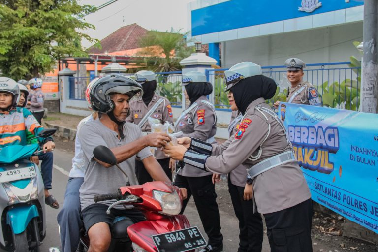 Polres Jember Himbau Masyarakat Tertib Lalu Lintas di Bulan Ramadhan Dengan Berbagi Takjil*