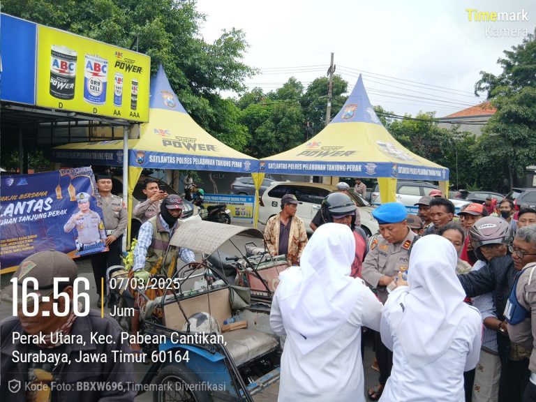1000 Takjil Dibagikan Kapolres Dan Kasat Lantas Polres Pelabuhan Tanjung Perak