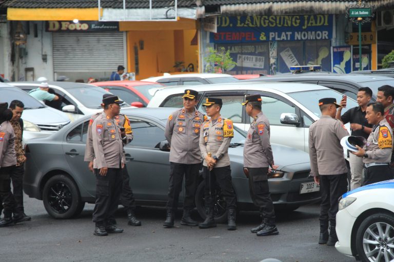 Kapolres Bondowoso melaksanakan pengecekan anggota yang gatur menjelang ngabuburit