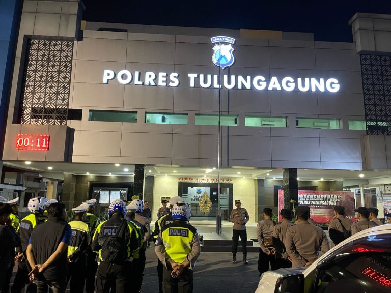 Pimpin Patroli Skala Besar, Kapolres Tulungagung Sahur Bersama dan Safari Subuh di Kalidawir