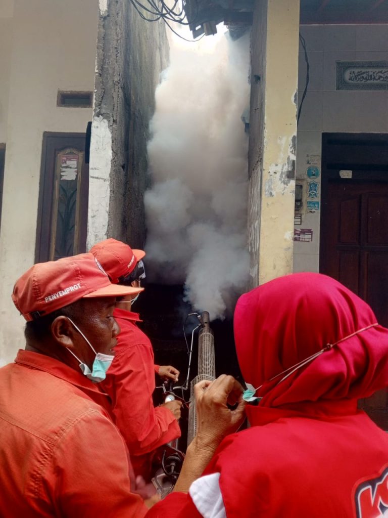 WASPADAI DEMAM BERDARAHPUSKESMAS SAWAHPULO LAKUKAN FOGGING DI SEPUTAR HANGTUAH.
