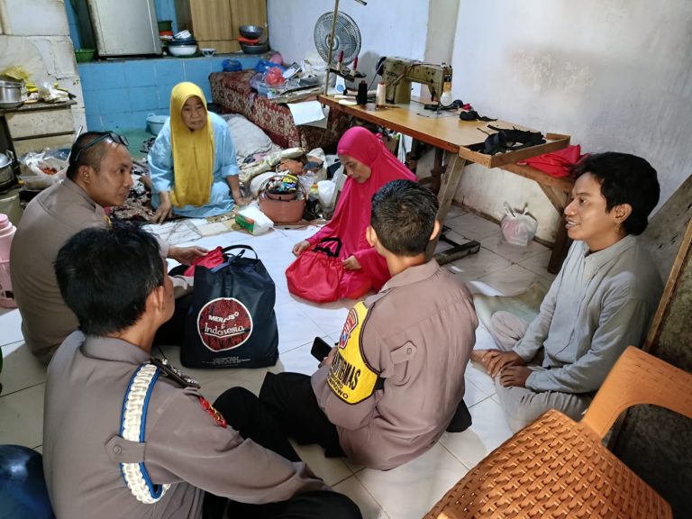 Kapolsek Asemrowo Kunjungi Warga yang Menderita Stroke dan Guru Ngaji yang Lumpuh