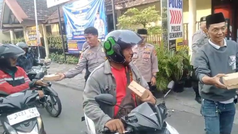 Polisi Berbagi Berkah Ramadhan, Ratusan Takjil Dibagikan di Depan Polsek Semampir