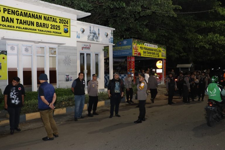 Jaga Keamanan Ramadan, Kapolres Pelabuhan Tanjung Perak Gelar Patroli Skala Besar dan Berbagi Sahur