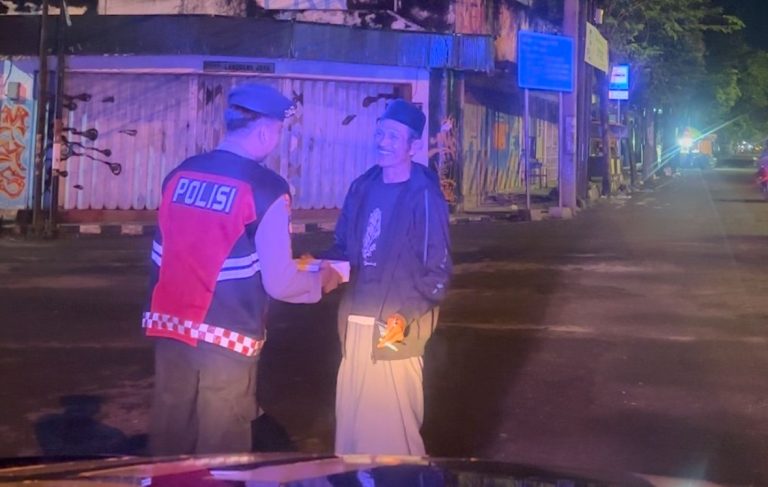 Keliling Patroli Dinihari, Samapta Polres Bangkalan Bagikan Makan Sahur untuk Pekerja di Area Kota*
