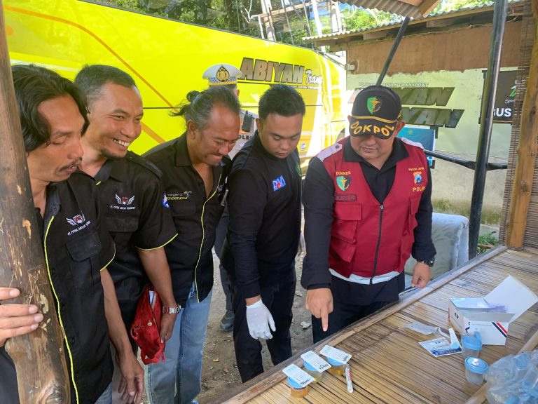 *Operasi Ketupat Semeru 2025, Polresta Banyuwangi Gelar Tes Urine Bagi Sopir Bus*
