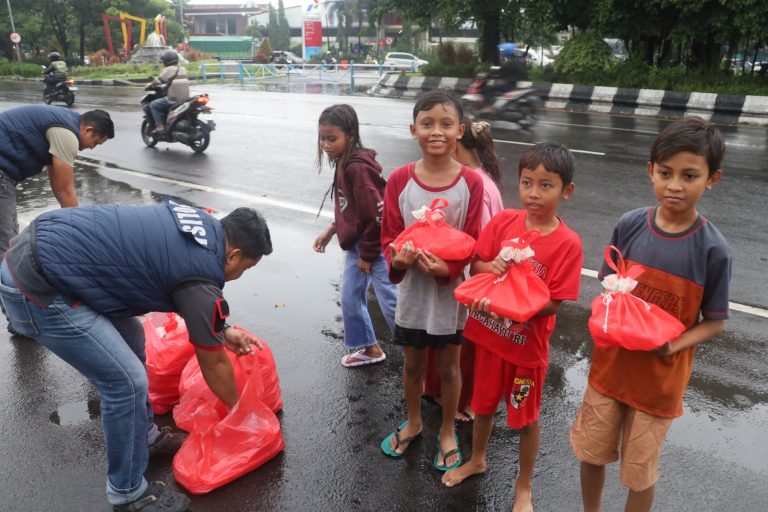 Polres Pelabuhan Tanjung Perak Berbagi Takjil, Wujud Kepedulian di Bulan Ramadan