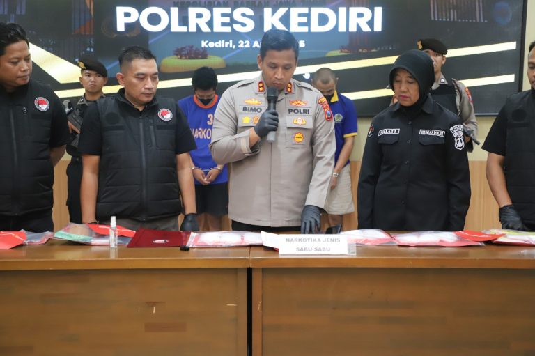 Polres Kediri Berhasil Gagalkan Peredaran Narkoba, Tiga Tersangka dan Sabu Hampir 1 Kg Diamankan