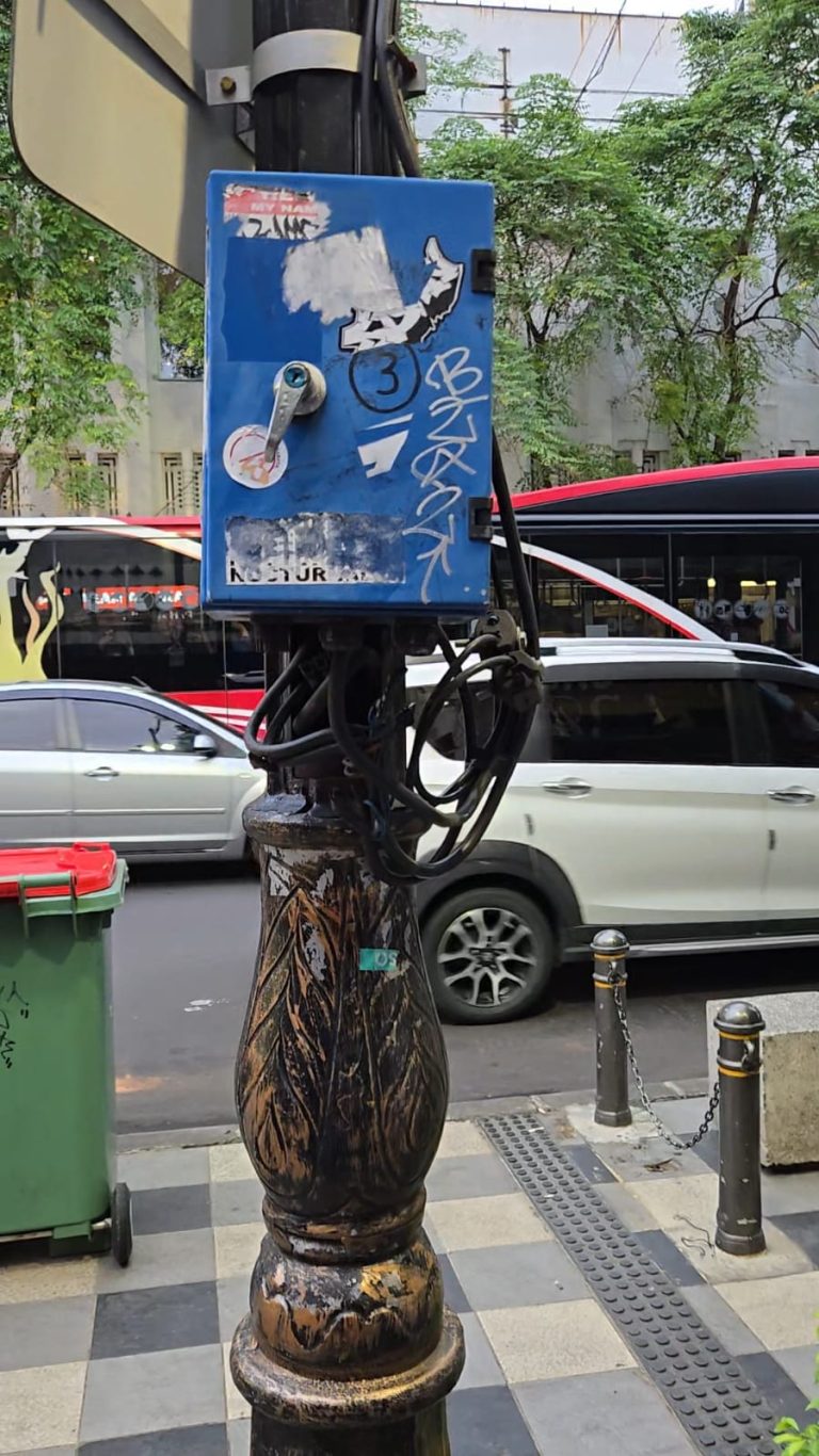 Sudut Pemandangan Kota Surabaya Tercoreng Dengan Adanya Kabel Listrik Yang Keluar Dari Panel