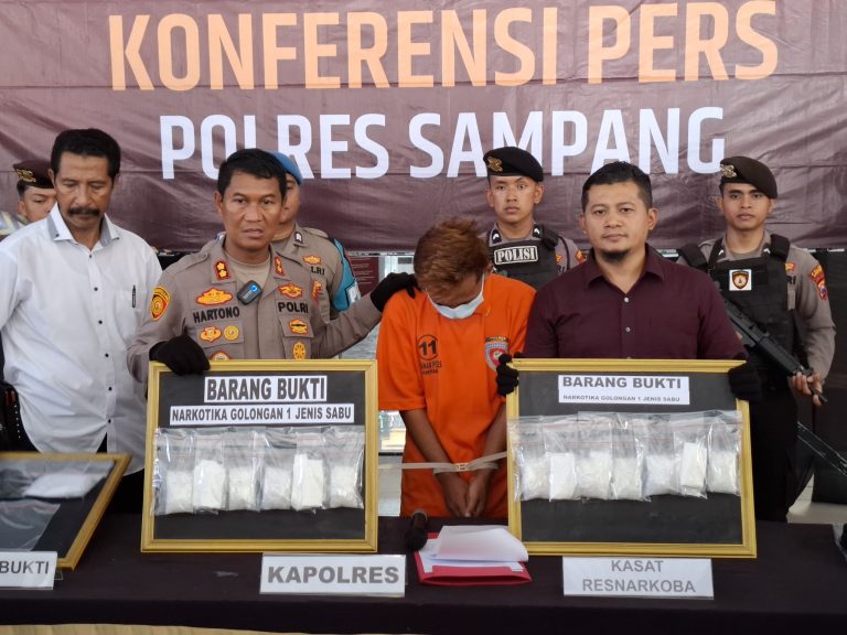 Satresnarkoba Polres Sampang Tangkap Kurir Narkoba, 938,73 Gram Sabu Disita* 