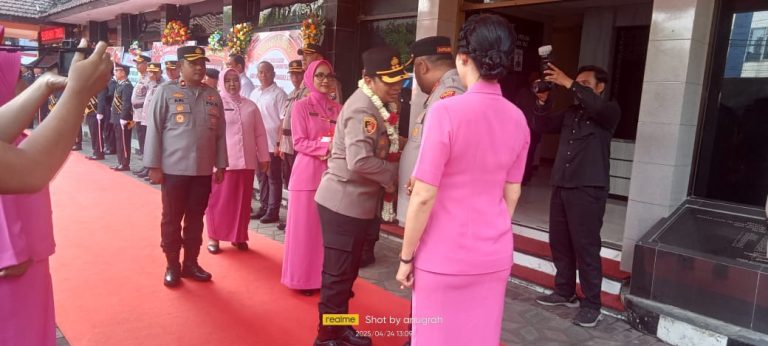 Acara Sambut Pisah Kapolres Pelabuhan Tanjung Perak Diiringi Adat Tradisi Padang Pora
