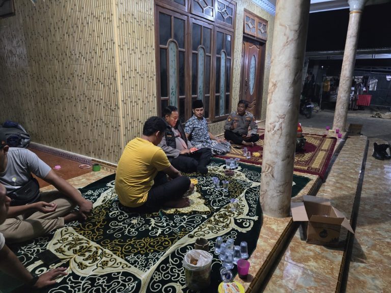 Massa Geruduk Puskesmas Geger Bawa Sajam, Wakapolres Bangkalan dan Kapolsek Pimpin Sterilisasi di TKP