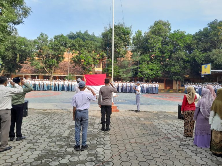 Program Kapolres Pamekasan, Polisi Jadi Irup Setiap Senin Di Sekolah-Sekolah Untuk Berikan Himbauan Kamtibmas 