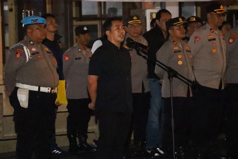 Kapolres Pelabuhan Tanjung Perak Pimpin Patroli Skala Besar Ciptakan Rasa Aman di Malam Hari