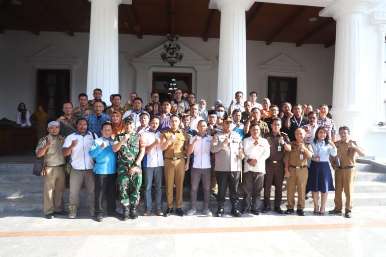 MAS LINDRA DIDAMPINGI FORKOPIMDA DIALOG BERSAMA PENGUSAHA DAN SERIKAT PEKERJA