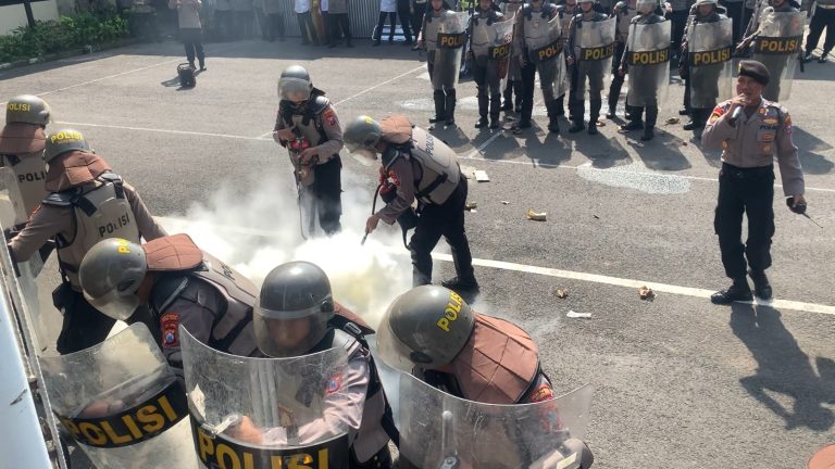 Polres Pelabuhan Tanjung Perak Gelar Simulasi Pengamanan Unjuk Rasa Jelang May Day 2025