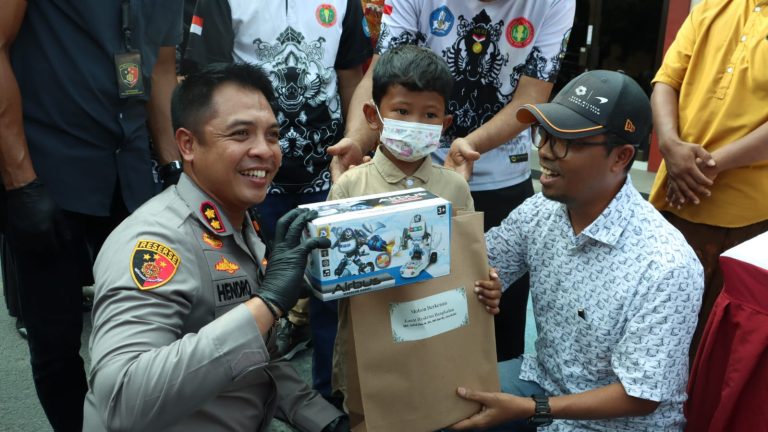 Jadi Kado Hardiknas, Kapolres Bangkalan Serahkan Sepeda Motor Guru yang Jadi Korban Begal