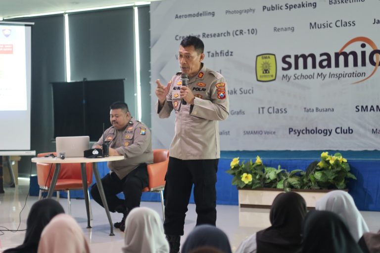 Satlantas dan Sat Binmas Polres Gresik Gelar Edukasi Keselamatan Berlalulintas dan Bahaya Kenakalan Remaja di Pondok Pesantren At-Tanwir SMA Muhammadiyah 10 Gresik