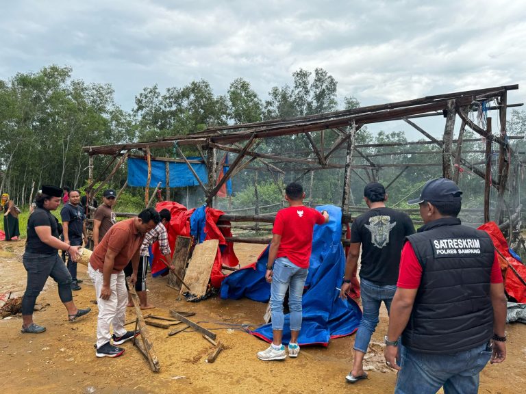 Polres Sampang Gerebek Sabung Ayam Di Desa Batuporo Barat Kedundung*