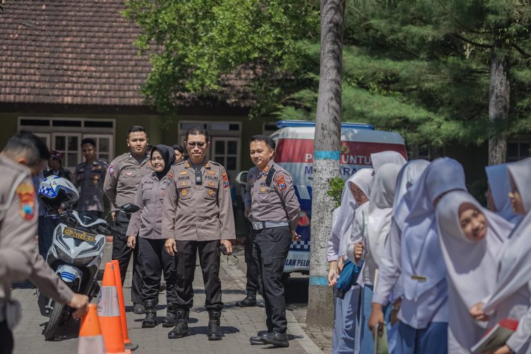 Polres Jember Maksimalkan Program Road Safety Edukasi Keselamatan Berlalulintas Bagi Pelajar dan Santri
