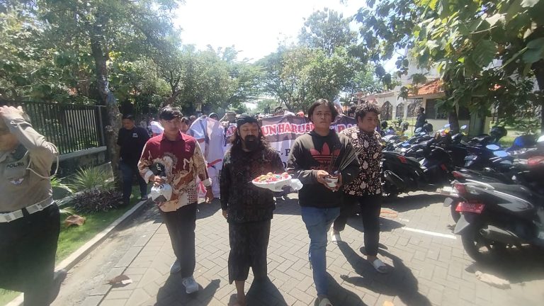 Komunitas Cinta Bangsa Meminta KPK Untuk Memeriksa Muiz Thohir Cs Atas Dugaan Gratifikasi SRUT Di BPTD Jatim