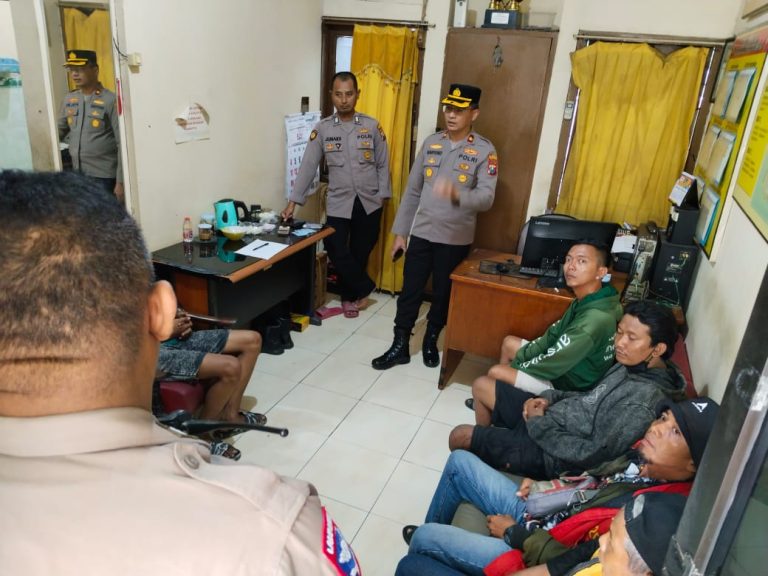 Operasi Pekat di Wilayah Wonocolo Tujuh Orang Terjaring dalam Upaya Penertiban Masyarakat