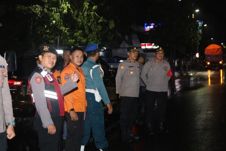 Cegah Premanisme dan Kejahatan Jalanan, Polres Pelabuhan Tanjung Perak Gelar Patroli Gabungan TNI – Polri. 