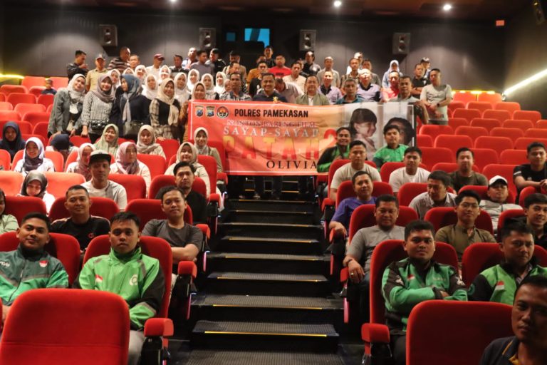 Keluarga Besar Polres Pamekasan Bersama Ojol dan Saka Bhayangkara, Nobar Sayap-Sayap Patah 2 di KCM