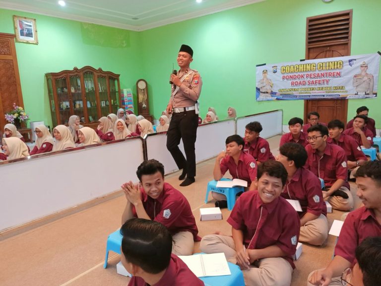Coaching Clinic Lalu Lintas di Ponpes Wali Barokah, Satlantas Kediri Kota Tanamkan Disiplin Berlalu Lintas Sejak Dini
