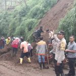 Sinergitas Polsek Tosari dan Warga Berhasil Tangani Longsor di Jalur Wisata Gunung Bromo