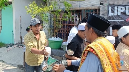 Jum’at Berkah, Media LiputanJatimBersatu Bagi-bagi Ratusan Bungkus Es Campur Gratis