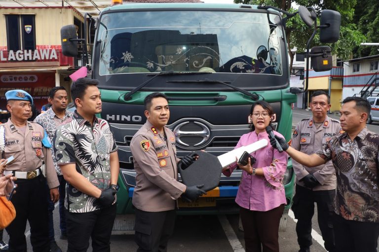 Senyum Sumringah Korban Curanmor Saat Polres Pelabuhan Tanjungperak Temukan dan Kembalikan Kendaraan yang Hilang