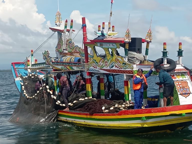 Polisi Amankan Tiga Kapal Bolga yang Melanggar Batas Wilayah Tangkap Ikan di Probolinggo*