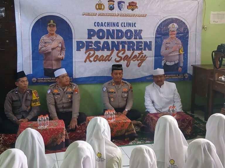 Polres Pelabuhan Tanjung Perak Gelar Coaching Clinic “Pondok Pesantren Road Safety” di Ponpes Miftahul Ulum
